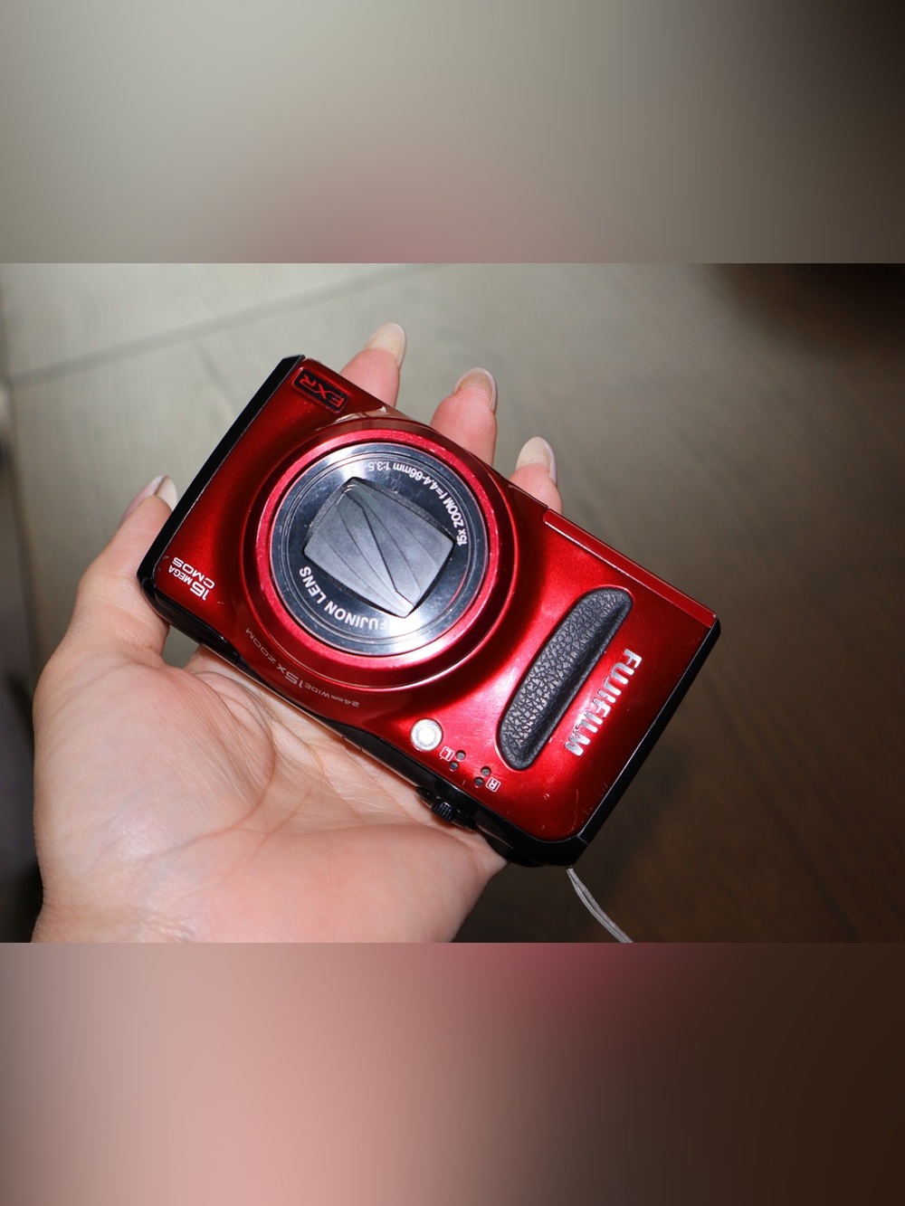 Red Fujifilm Finepix F500EXR